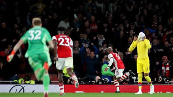 Video: Arsenal ‘thoát chết thần kỳ’ trước Crystal Palace