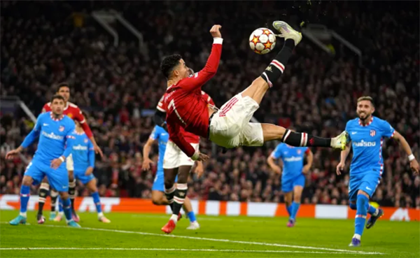 Man Utd sụp đổ giấc mơ vô địch Champions League ngay tại Old Trafford
