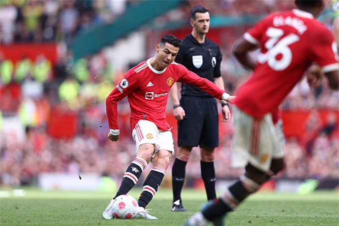Ronaldo lập hat-trick, MU sống lại giấc mơ vào Top 4