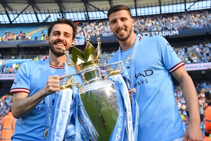 Cổ động viên Man City tràn xuống sân, náo loạn lễ trao cúp Ngoại Hạng Anh