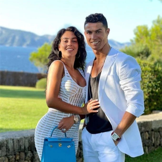 Bạn gái Ronaldo trở thành nàng WAG "có sức ảnh hưởng nhất thế giới"