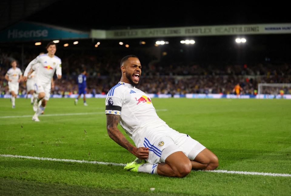 Leeds gây ấn tượng trong ngày trở lại Premier League