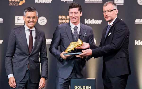 Vượt qua Ronaldo, Lewandowski nhận danh hiệu Chiếc giày Vàng châu Âu
